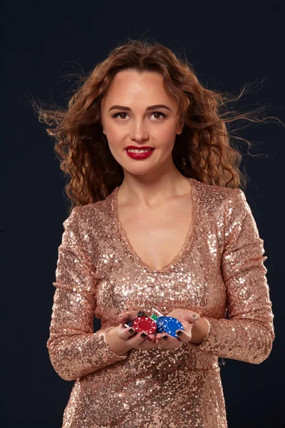 Concepto Casino. Retrato de una joven guapa caucásica, jugando en el casino. Ruleta, fichas de póquer, cartas, rueda, fondo negro — Foto de Stock