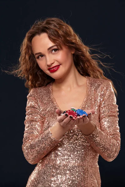 Concepto Casino. Retrato de una joven guapa caucásica, jugando en el casino. Ruleta, fichas de póquer, cartas, rueda, fondo negro — Foto de Stock