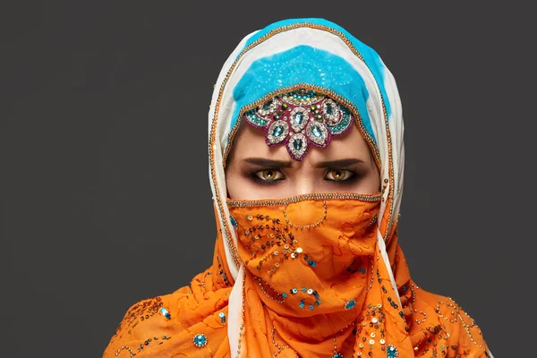 Foto de estudio de una mujer chrming usando el hijab colorido decorado con lentejuelas y joyas. Estilo árabe . —  Fotos de Stock