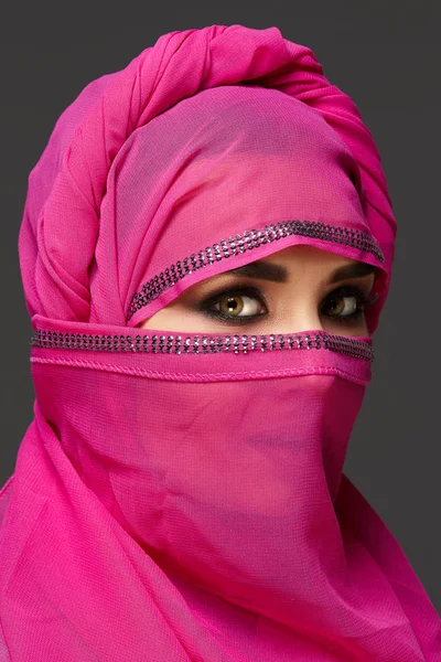 スパンコールで飾られたピンクのヒジャーブを着た若い魅力的な女性のクローズアップショット。アラビアスタイル. — ストック写真
