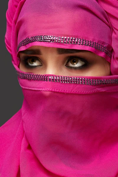 Nahaufnahme einer jungen, charmanten Frau, die den rosafarbenen Hijab trägt, der mit Pailletten verziert ist. arabischer Stil. — Stockfoto