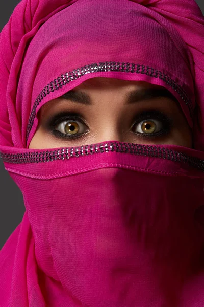 Nahaufnahme einer jungen, charmanten Frau, die den rosafarbenen Hijab trägt, der mit Pailletten verziert ist. arabischer Stil. — Stockfoto