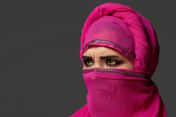 スパンコールで飾られたピンクのヒジャーブを着た若い魅力的な女性のクローズアップショット。アラビアスタイル. — ストック写真