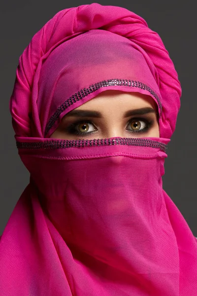 Крупный план молодой очаровательной женщины в розовом хиджабе, украшенном блестками. Арабский стиль . — стоковое фото