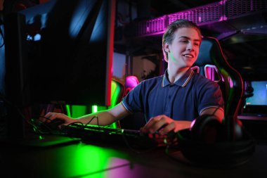 Siber spor. Takım oyunu. Profesyonel cybersport oyuncu eğitim veya onun Pc online oyun oynuyor