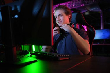 Siber spor. Takım oyunu. Profesyonel cybersport oyuncu eğitim veya onun Pc online oyun oynuyor