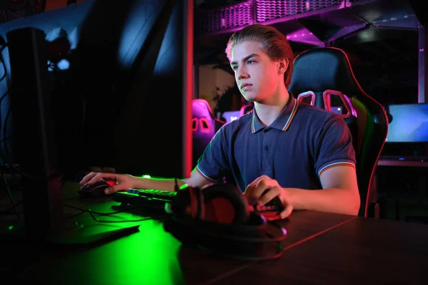 Cyber sport. Lagspel. Professionell Cybersport spelare utbildning eller spela online-spel på sin dator — Stockfoto