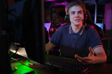 Siber spor. Takım oyunu. Profesyonel cybersport oyuncu eğitim veya onun Pc online oyun oynuyor