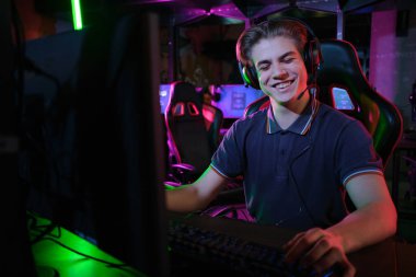 Siber spor. Takım oyunu. Profesyonel cybersport oyuncu eğitim veya onun Pc online oyun oynuyor