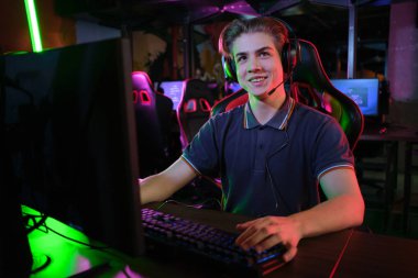 Siber spor. Takım oyunu. Profesyonel cybersport oyuncu eğitim veya onun Pc online oyun oynuyor
