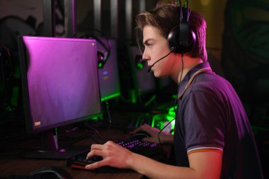 Sanal spor. Tam konsantre profesyonel siber sporcu önemli bir maç yapıyor.