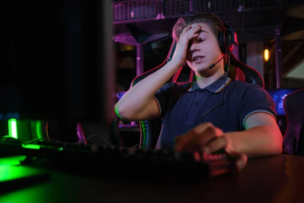 Professionell ung kaukasiska Gamer spela online på sin dator. Han upprörd på grund av att förlora spelet — Stockfoto