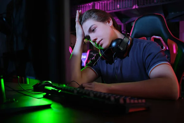 Professionell ung kaukasiska Gamer spela online på sin dator. Han upprörd på grund av att förlora spelet — Stockfoto