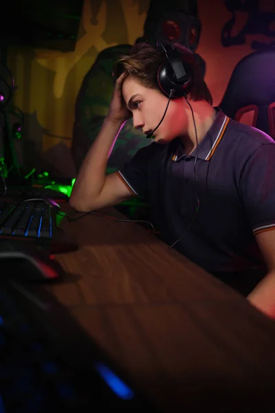 Professionell ung kaukasiska Gamer spela online på sin dator. Han upprörd på grund av att förlora spelet — Stockfoto