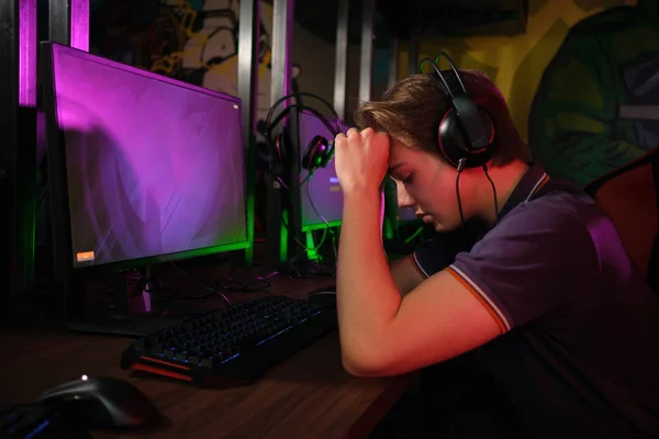 Professionell ung kaukasiska Gamer spela online på sin dator. Han upprörd på grund av att förlora spelet — Stockfoto