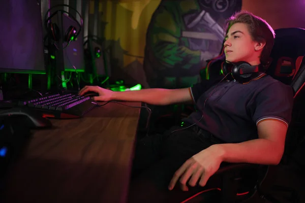 Cyber sport. Rrelaxed speler rust in de pauze tussen wedstrijden op zijn comfortabele Gaming stoel — Stockfoto