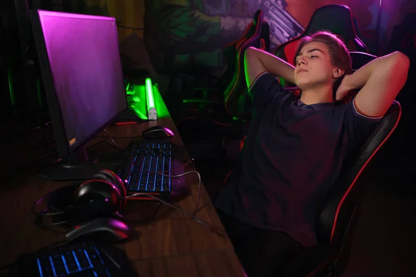 Cyber sport. Rrelaxed spelare vilar i rasten mellan matcherna på hans bekväma spel stol — Stockfoto