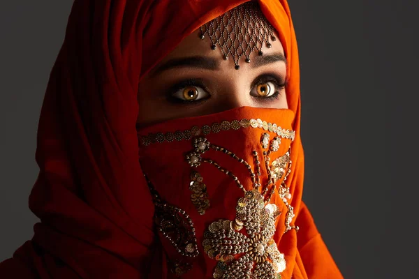 Foto de estudio de una joven encantadora mujer con el hiyab de terracota decorado con lentejuelas y joyas. Estilo árabe . —  Fotos de Stock