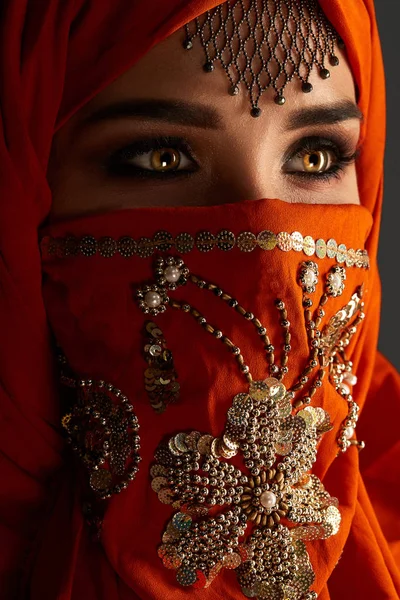 Estúdio tiro de uma jovem mulher encantadora vestindo o hijab terracota decorado com lantejoulas e jóias. Estilo árabe . — Fotografia de Stock