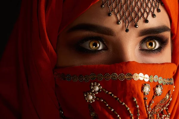 Foto de estudio de una joven encantadora mujer con el hiyab de terracota decorado con lentejuelas y joyas. Estilo árabe . —  Fotos de Stock