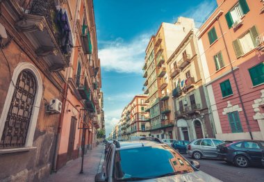 Nefes kesen mimarisi ile Taranto güzel bir şehir boş sokakları.
