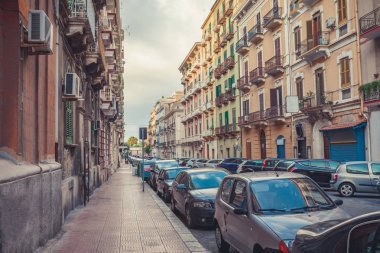 Nefes kesen mimarisi ile Taranto güzel bir şehir boş sokakları.