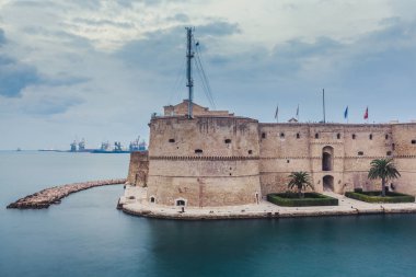 Taranto Aragonese Kalesi ve Büyük ve Küçük deniz arasındaki kanal üzerinde döner köprü. Puglia, İtalya.