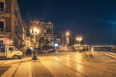 Nefes kesen mimarisi ile Taranto güzel bir sahil boş sokakları.