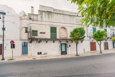 Martina Franca eski şehir görünümü beyaz boyalı güzel bir evler ile.