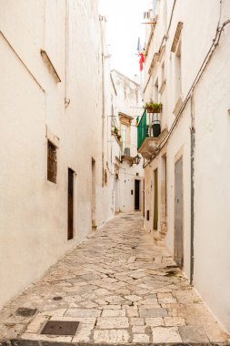 Martina Franca eski şehir görünümü beyaz boyalı güzel bir evler ile.