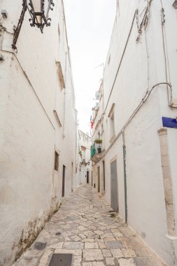 Martina Franca eski şehir görünümü beyaz boyalı güzel bir evler ile.
