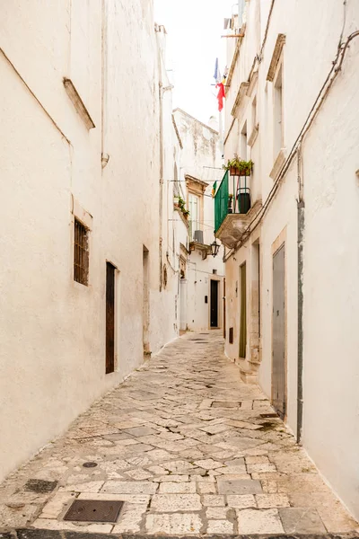 Nézd meg a régi város Martina Franca egy szép ház festett fehér. — Stock Fotó