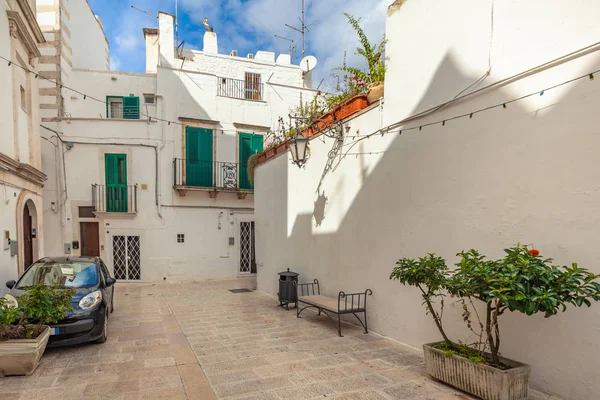 Martina Franca eski şehir görünümü beyaz boyalı güzel bir evler ile.
