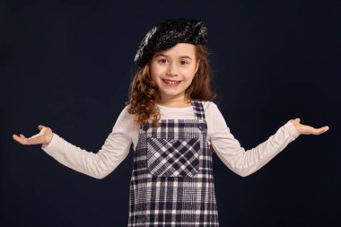 Şık esmer çocuk siyah bir arka plan üzerinde stüdyoda poz olduğunu. Çocuk modası.