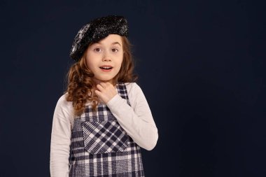 Şık esmer çocuk siyah bir arka plan üzerinde stüdyoda poz olduğunu. Çocuk modası.
