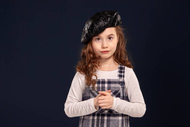 Şık esmer çocuk siyah bir arka plan üzerinde stüdyoda poz olduğunu. Çocuk modası.