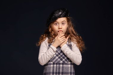 Şık esmer çocuk siyah bir arka plan üzerinde stüdyoda poz olduğunu. Çocuk modası.