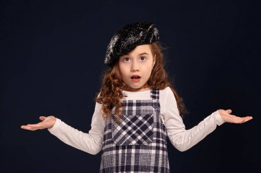 Şık esmer çocuk siyah bir arka plan üzerinde stüdyoda poz olduğunu. Çocuk modası.