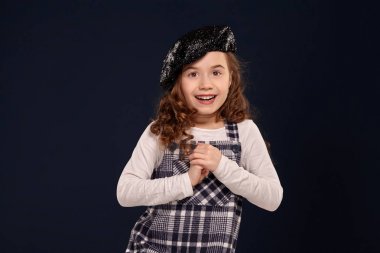 Şık esmer çocuk siyah bir arka plan üzerinde stüdyoda poz olduğunu. Çocuk modası.