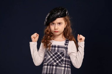 Şık esmer çocuk siyah bir arka plan üzerinde stüdyoda poz olduğunu. Çocuk modası.