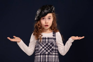 Şık esmer çocuk siyah bir arka plan üzerinde stüdyoda poz olduğunu. Çocuk modası.