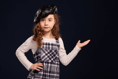 Şık esmer çocuk siyah bir arka plan üzerinde stüdyoda poz olduğunu. Çocuk modası.