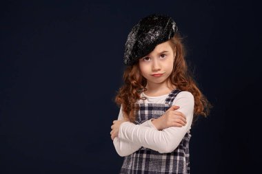 Şık esmer çocuk siyah bir arka plan üzerinde stüdyoda poz olduğunu. Çocuk modası.