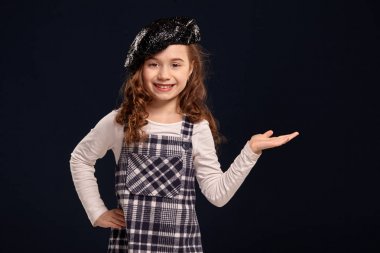 Şık esmer çocuk siyah bir arka plan üzerinde stüdyoda poz olduğunu. Çocuk modası.