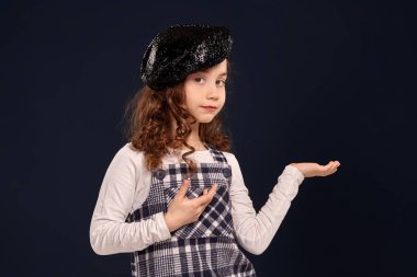 Şık esmer çocuk siyah bir arka plan üzerinde stüdyoda poz olduğunu. Çocuk modası.