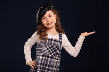 Şık esmer çocuk siyah bir arka plan üzerinde stüdyoda poz olduğunu. Çocuk modası.