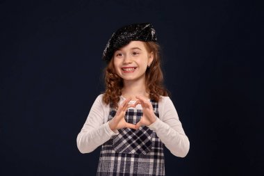 Şık esmer çocuk siyah bir arka plan üzerinde stüdyoda poz olduğunu. Çocuk modası.