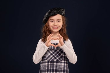 Şık esmer çocuk siyah bir arka plan üzerinde stüdyoda poz olduğunu. Çocuk modası.