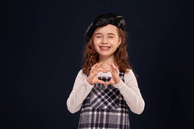 Şık esmer çocuk siyah bir arka plan üzerinde stüdyoda poz olduğunu. Çocuk modası.