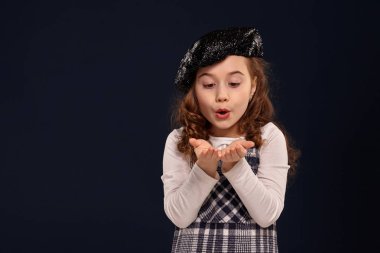 Şık esmer çocuk siyah bir arka plan üzerinde stüdyoda poz olduğunu. Çocuk modası.